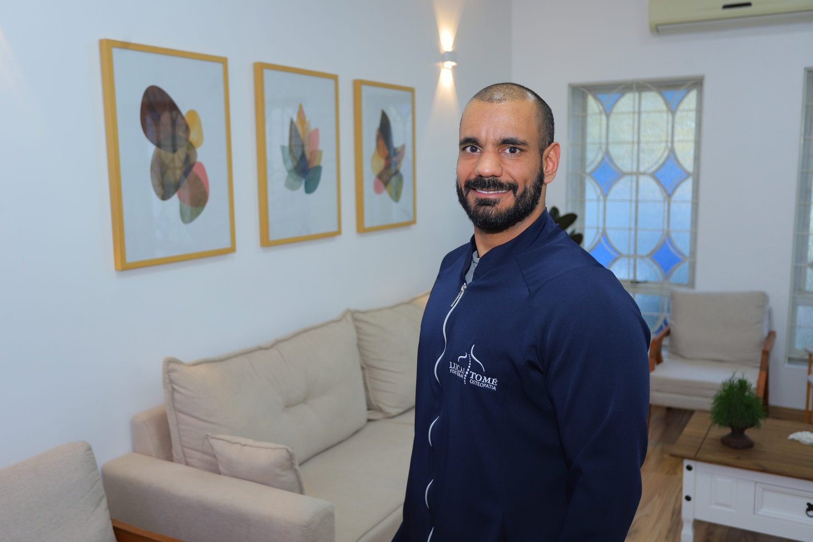 Lucas Tomé, osteopata em Valinhos, no consultório