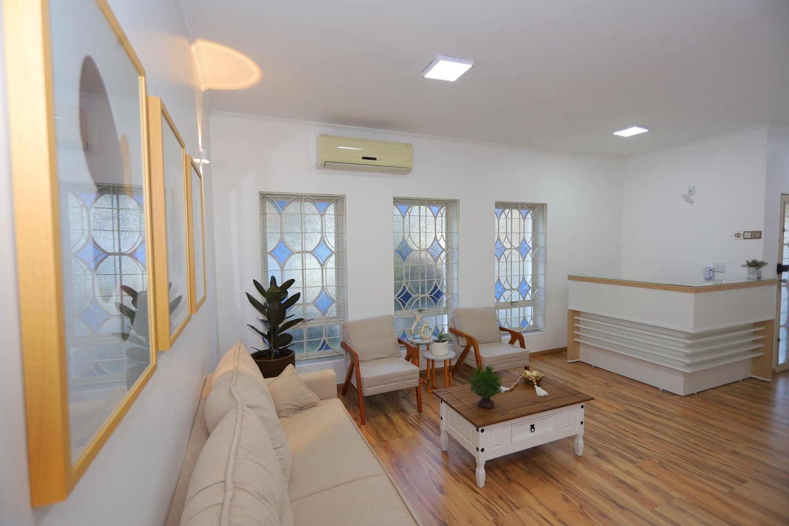 Recepção e sala de espera do Lucas Tomé Espaço de Saúde, em Valinhos