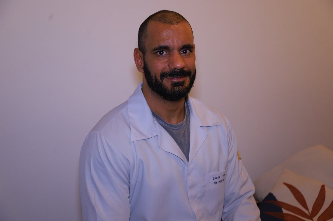 Lucas Tomé, fisioterapeuta e osteopata, no consultório em Valinhos