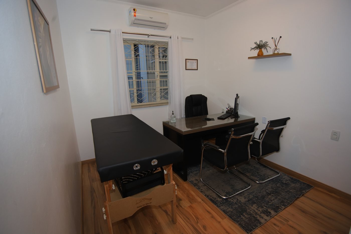 Sala de atendimento do Lucas Tomé Espaço de Saúde, com maca e mesa de avaliação